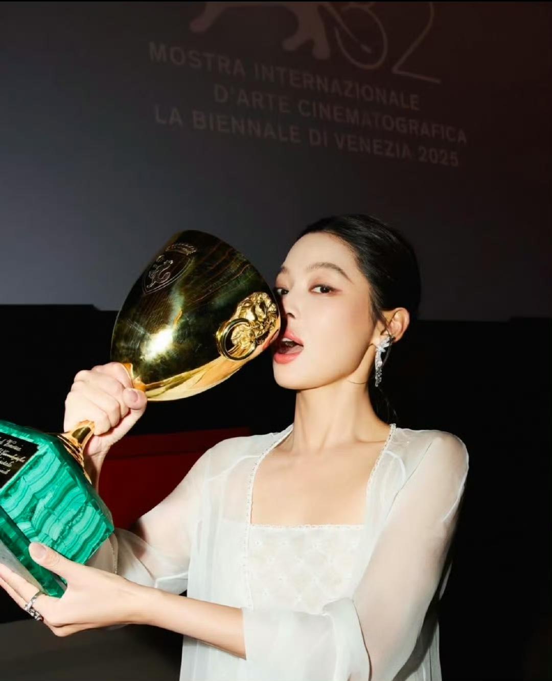 辛芷蕾一句“不知道奖项可以运作”让我对她好感尽失面对郝蕾质疑她可以说这次拿影