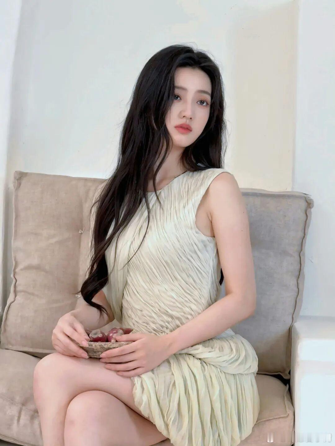 黄羿小资CHIC封面大片，温柔长发百搭穿搭又酷又美