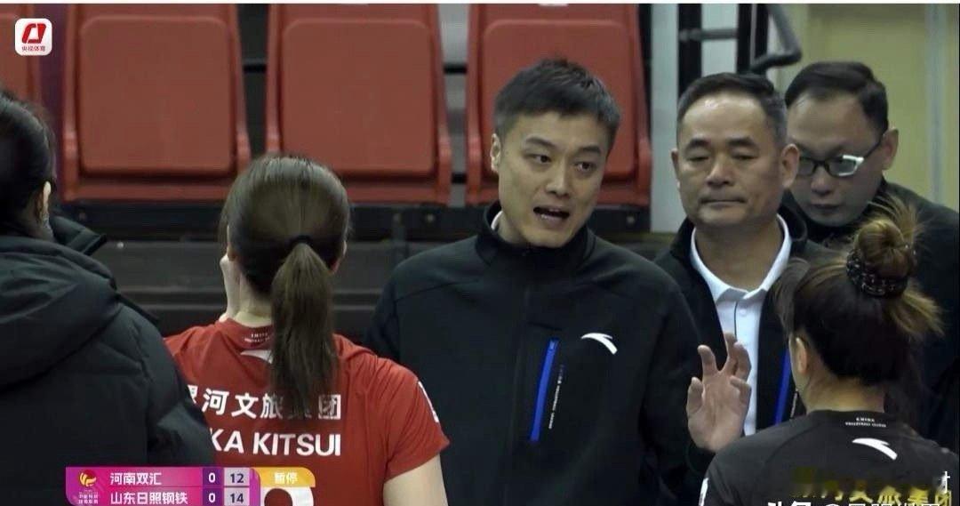 排超第四轮开打，河南女排主场对阵山东女排，大比分15：25输掉第一局。并不是山东