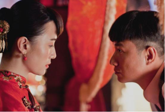 1940年，于凤至身体发生溃烂，抛下丈夫张学良赴美治病，她憔悴走下飞机，正茫茫然