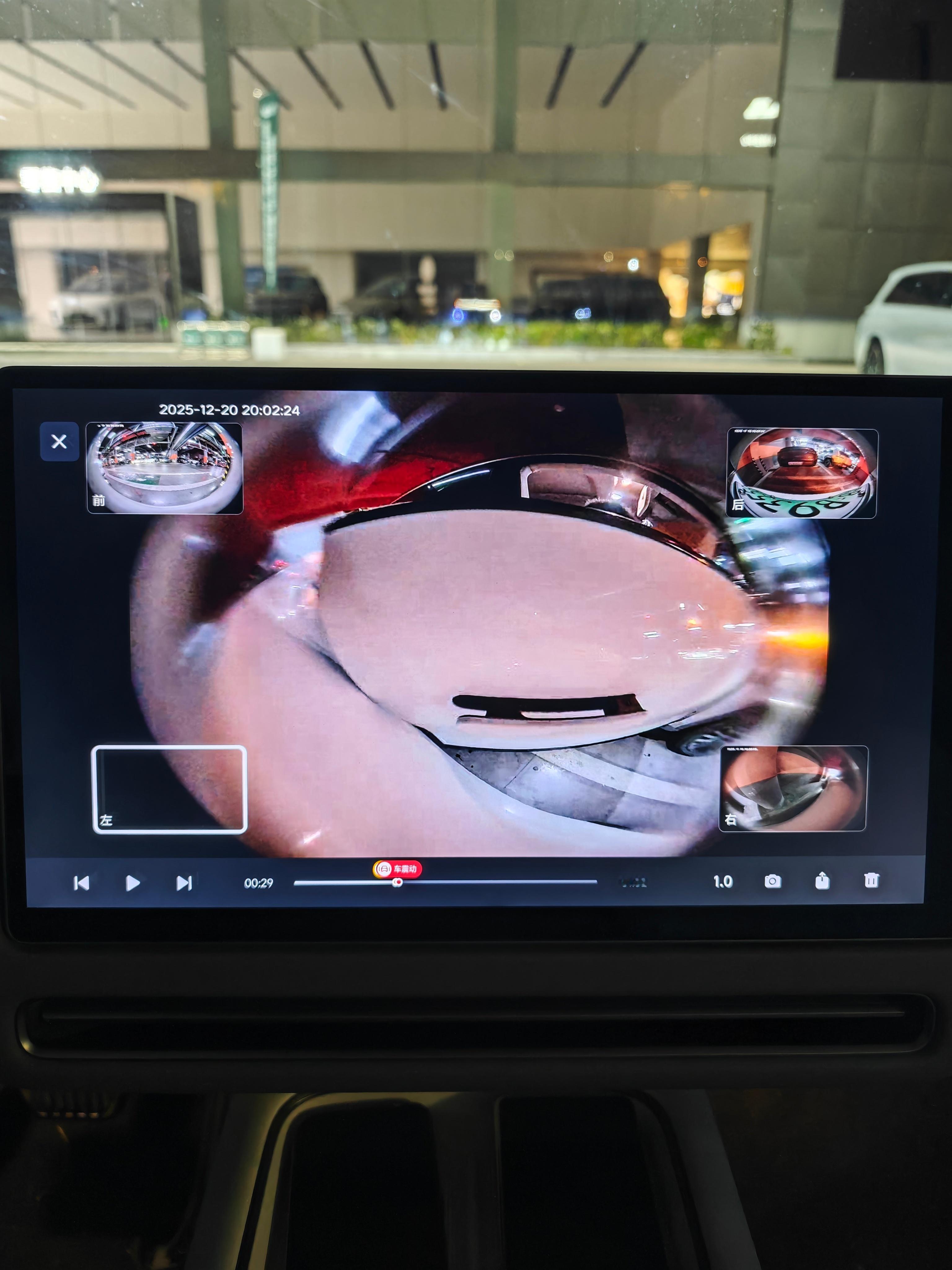 把理想i8停在了机场4天，前天突然收到了高风险预警。打开哨兵一看，车被别人开门杀