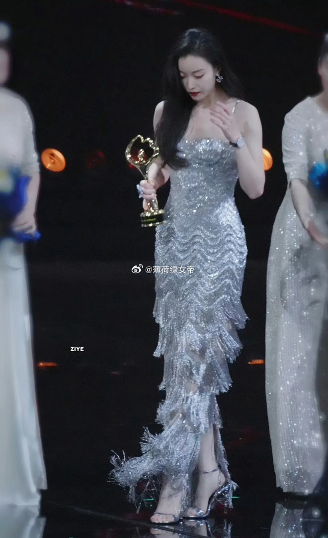 倪妮工作室怎么想的这条裙子不走红毯动起来真的太好看了​​​