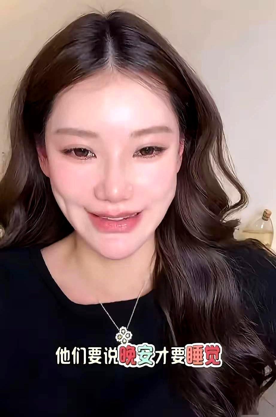 怀孕9个月深夜直播，她突然中断：等我一下，孩子不抱不睡。镜头外，传来小男孩