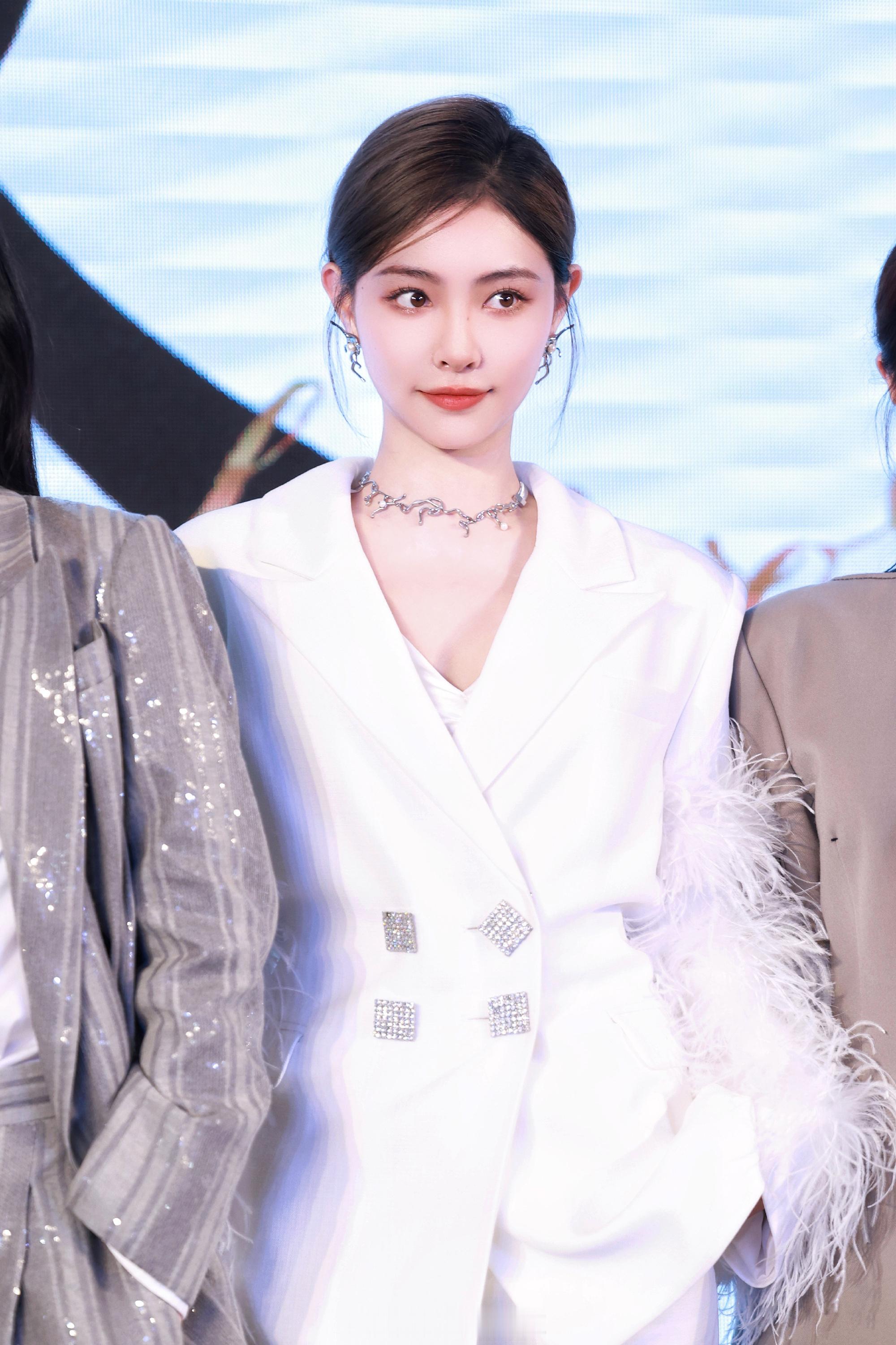 许佳琪白色西装酷美造型