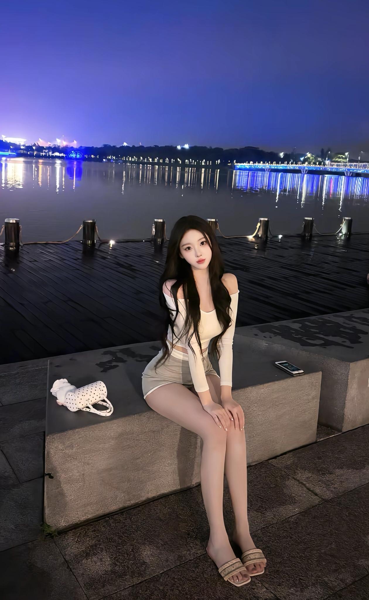 夜色笼江畔，美人倚栏思。