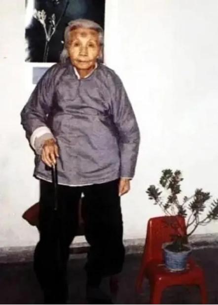 ☁1992年，88岁老奶奶叮嘱孙子说道：我死后，一定要好好保存遗体，将来会