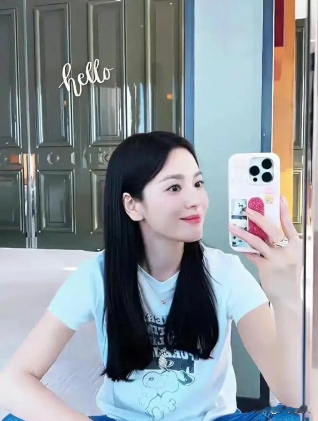 宋慧乔42岁嫩如少女，基础款穿出高级感，普通人也能学