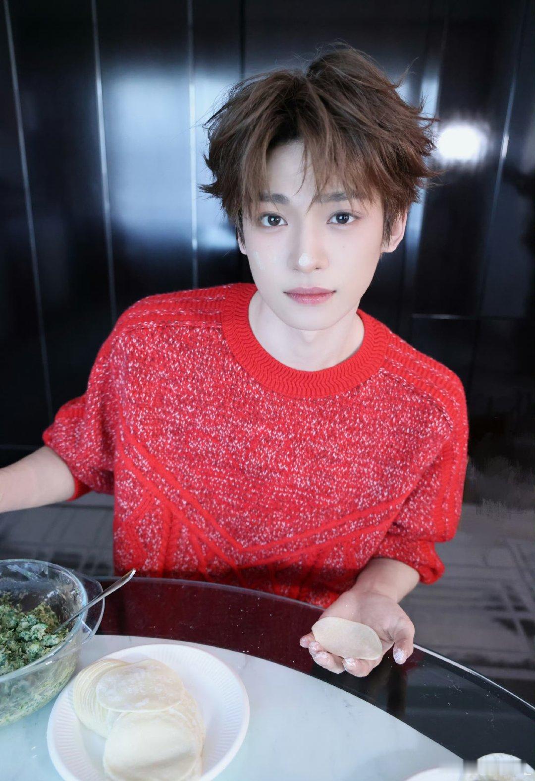 梓渝梓渝梓渝给你包饺子和梓渝一起包饺子梓渝除夕贺岁图