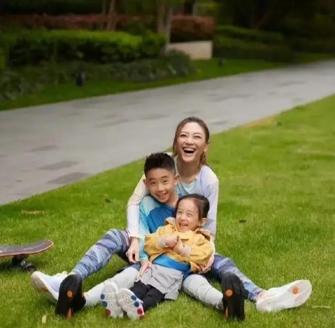 别盯着应采儿的圣诞树，看看她家学费账单——32万一年，换来儿子钢琴弹进牛津预备队