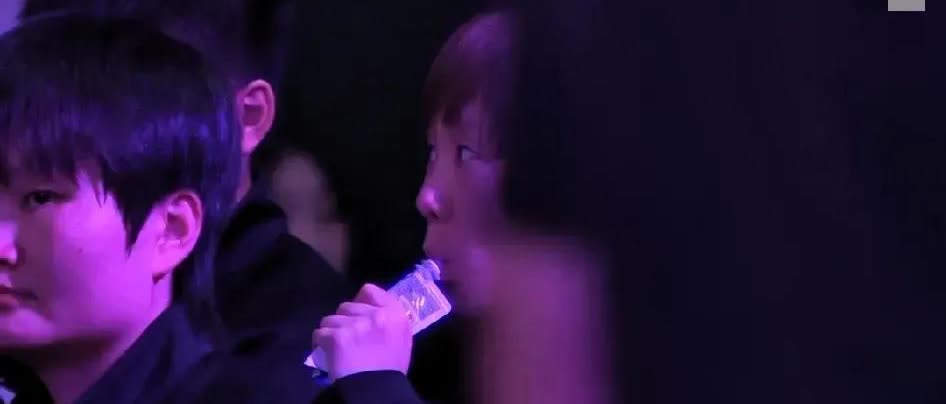 孙颖莎跟大藤沙月的比赛观众席上，王曼昱拿着饮品喝的正惬意，抬头一看，导播镜头正对