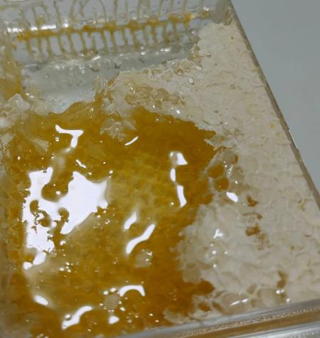 胆子也太大了！河南长葛，一村民在自家厂房里用果葡糖浆、葡萄糖粉和香精勾兑出“蜂蜜
