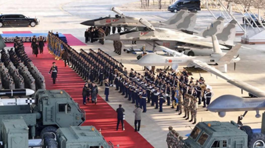 金正恩重磅宣布，朝鲜空军装备大亮相，这下老美韩国估计睡不着了。金正恩与女儿一同出