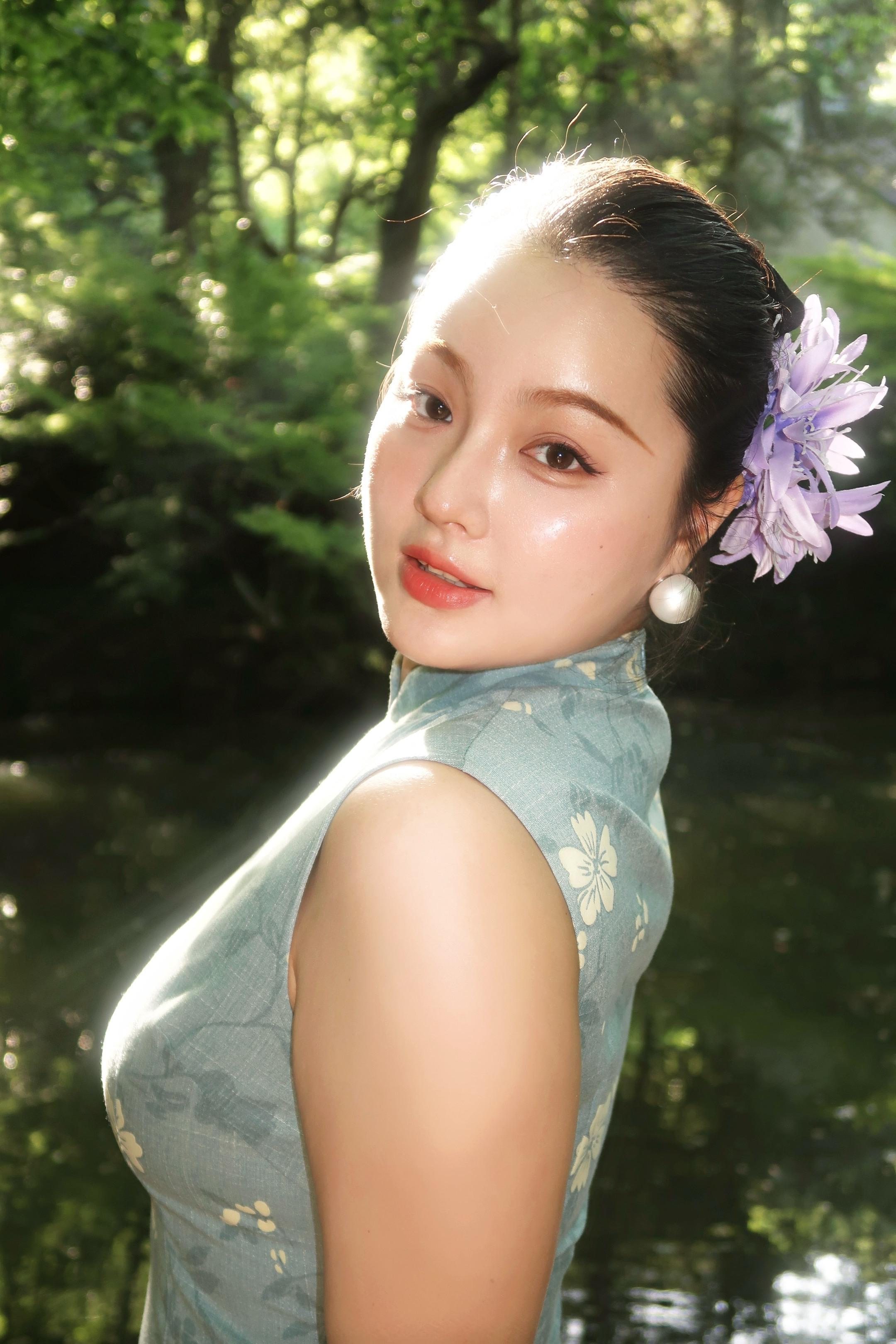 芙蓉如面柳如眉。