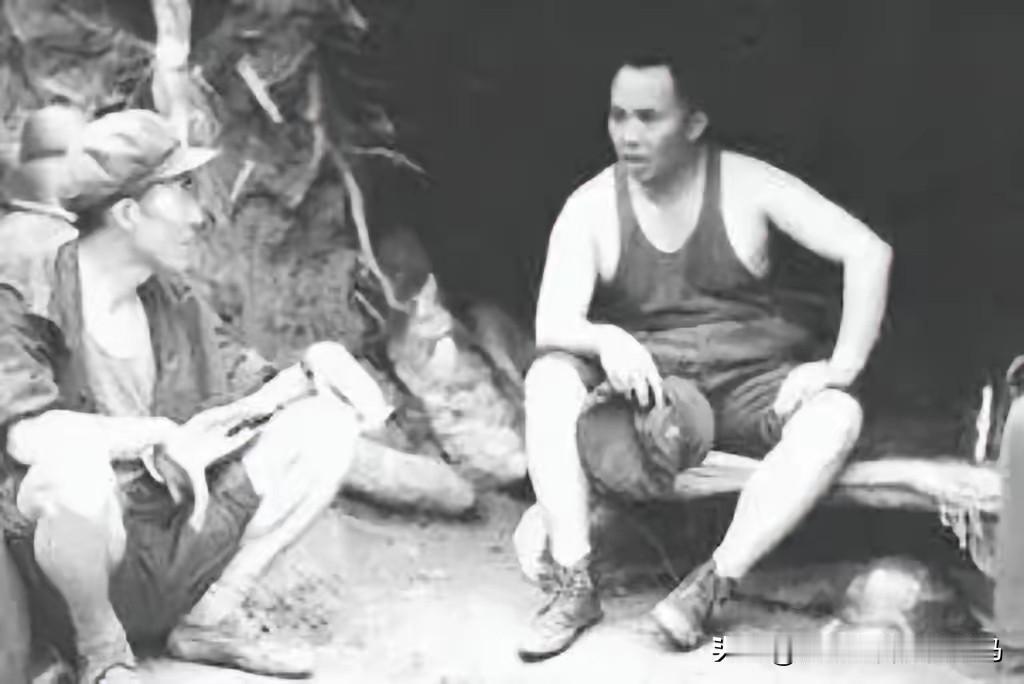 1984年，时任11军副军长何其宗（右）与41师123团团长王佐明（左）在老山防