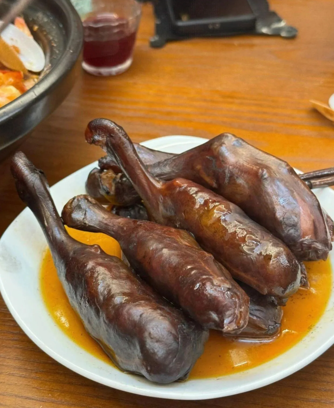 这个是什么美食，有朋友认识吗？像腊肉又不像，不知道什么肉。看样子很好吃