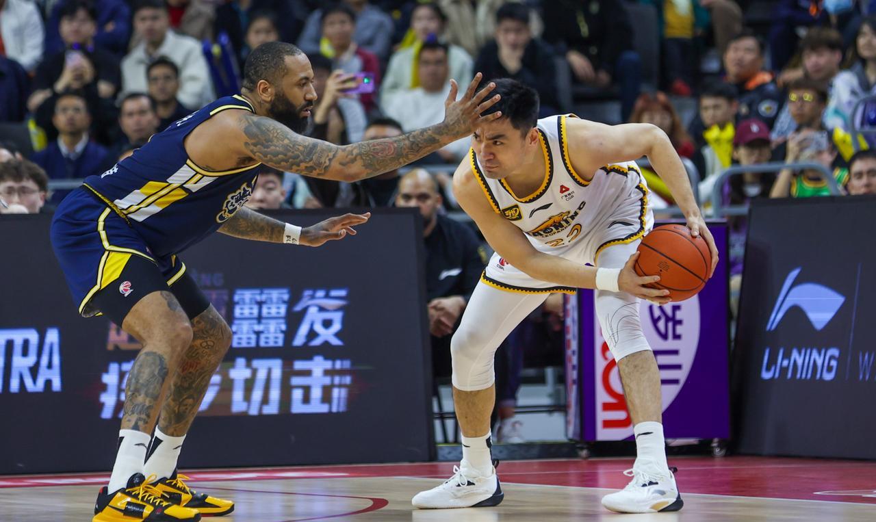 辽宁队也开创了CBA的新传奇！根据辽宁队的官宣，他们不仅完成了与老将李晓旭的续约