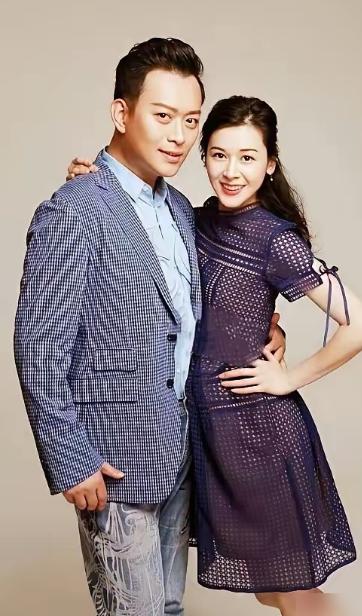 2006年，黄海冰娶了舞蹈演员闫妍。一个满心想要老婆孩子热炕头，另一个为了舞蹈事