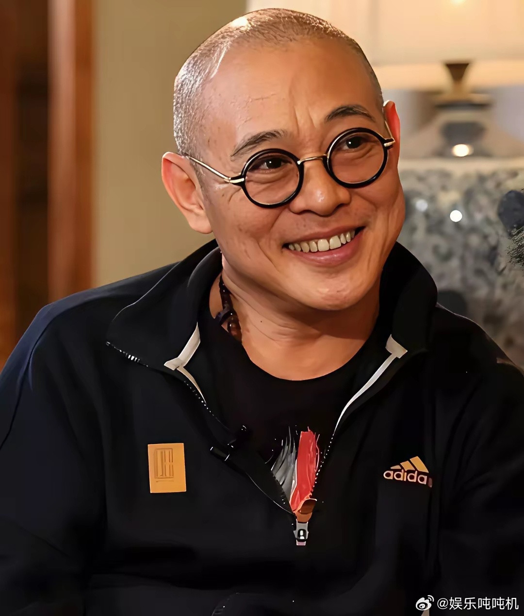 李连杰首次对自己健康说实话了，他撩开衣服一角笑着说：其实我的心脏，并不是你们所想