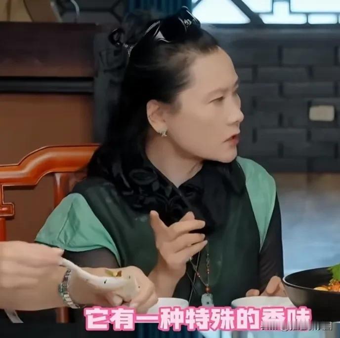 何赛飞与宁静、刘晓庆等等参加一路繁花综艺节目，吃饭期间，何赛飞试吃了一下折耳根立