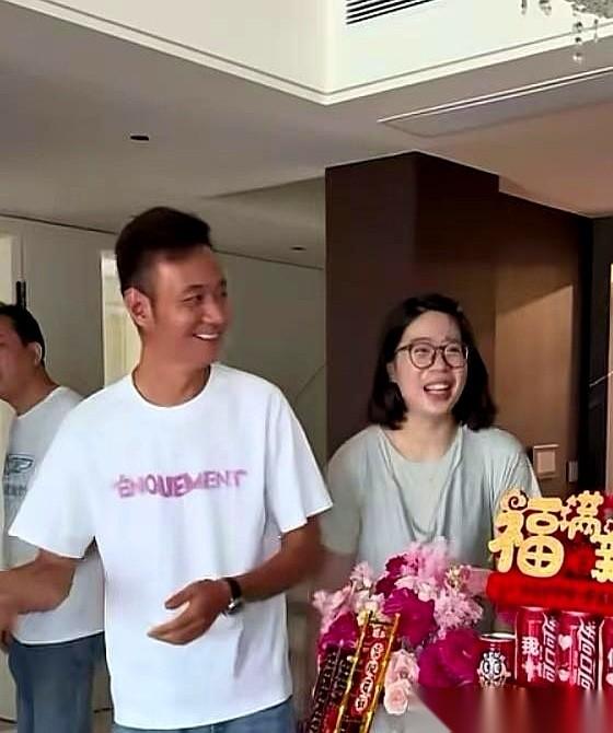 厉怀远这人，终于活过来了。回到温州，回到厉家，他整个人松弛得像换了根骨头。以前