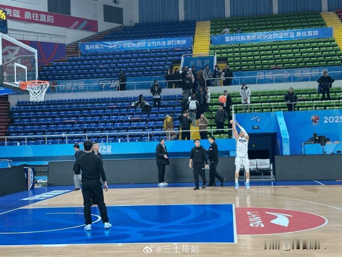 胡明轩像陈盈俊看齐，比赛结束主动加练北京战胜宁波赛季，陈盈俊走到球场开始