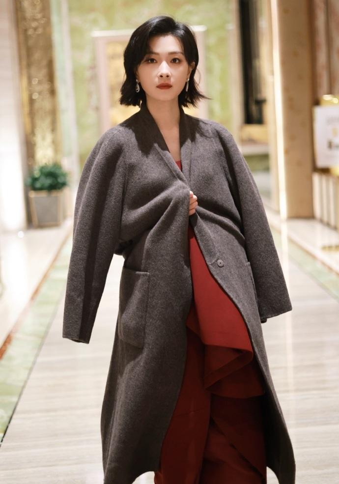 最近万茜在出席活动的时候搭配的很潇洒，像是在拍摄电视剧，真的是非常有画面感。