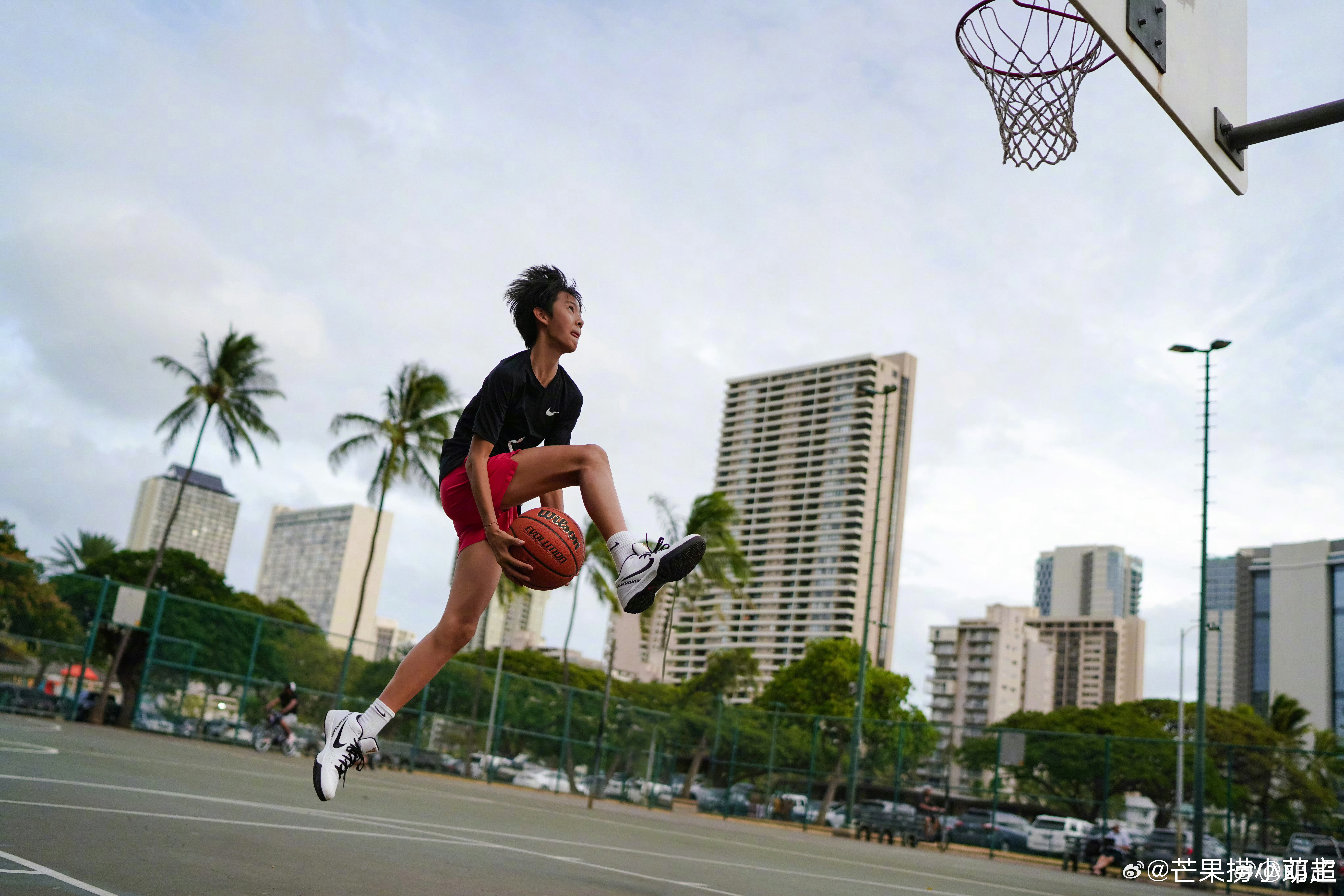 孙俪儿子14岁了，等等打篮球近照腿长抢镜，身形比例好优越