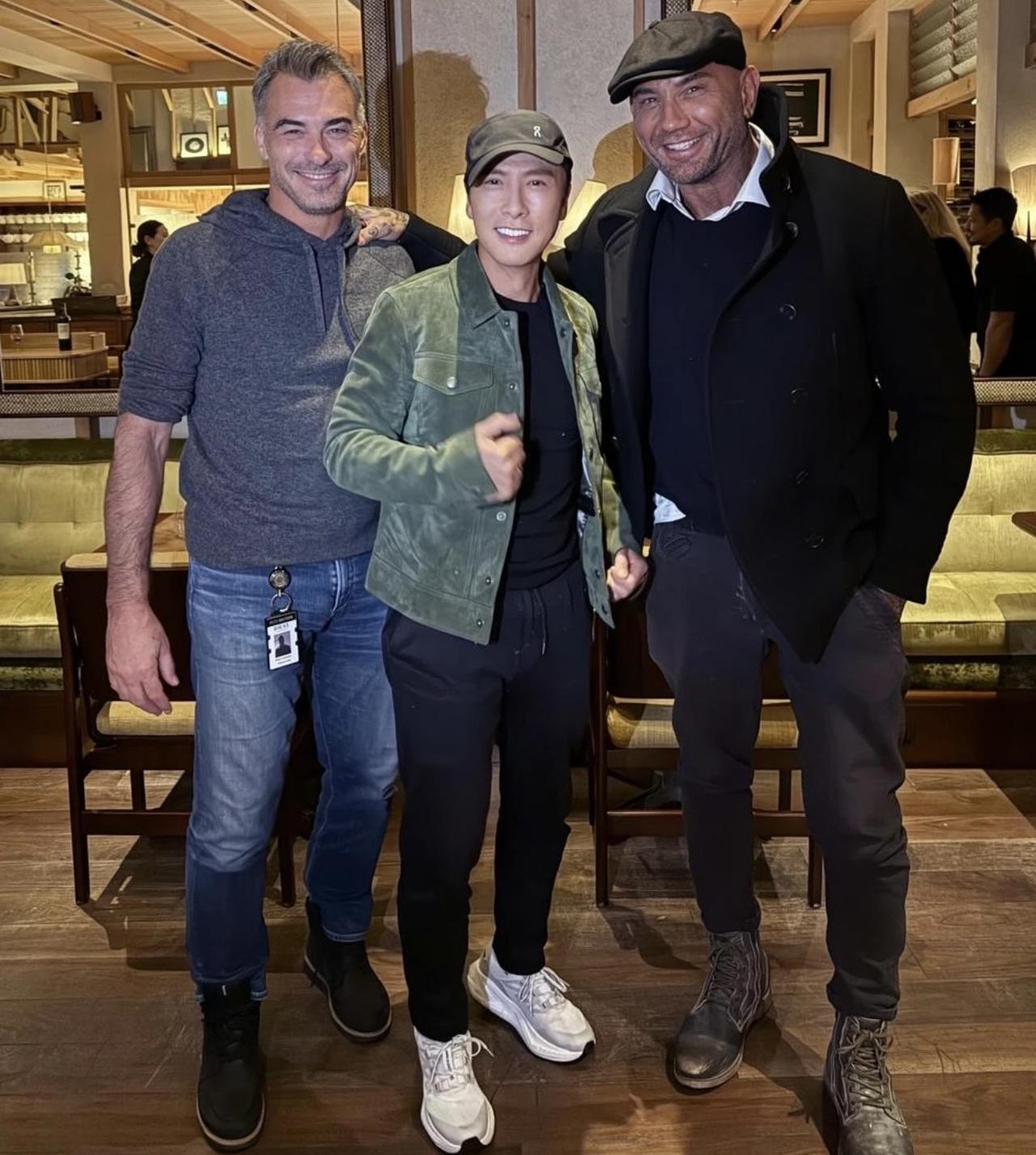 11月10日，甄子丹晒出一组合影，他在英国与查德·斯塔尔斯基、戴夫·巴帝斯塔等