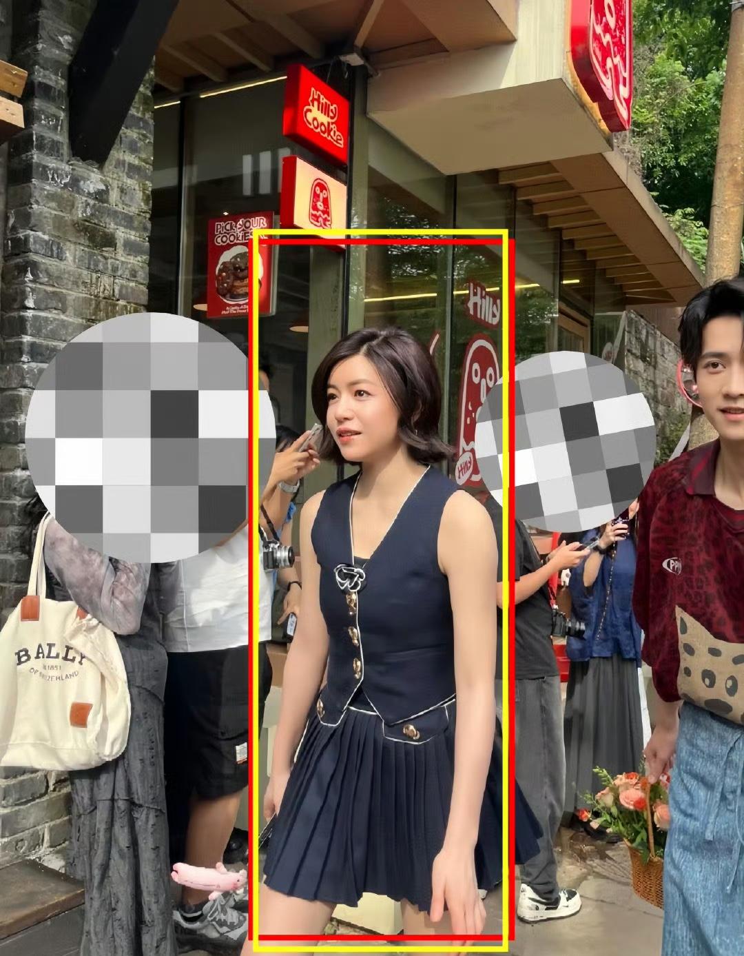 陈妍希皮肤光嫩，离开了陈晓的她，就像脱缰的野马，自由得有点过分啦！瞧她那皮肤，嫩