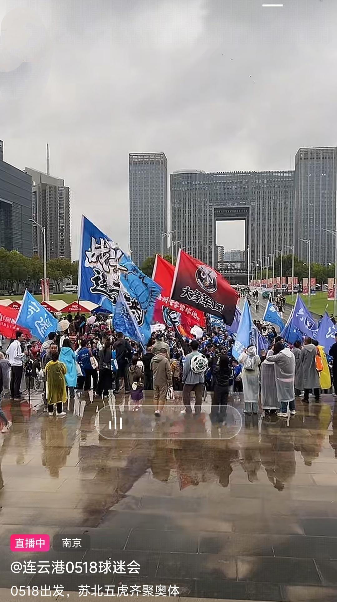 这是苏超一大特别的景象，南京奥体体育场门口，苏北五虎在此聚集了。中超就没有这