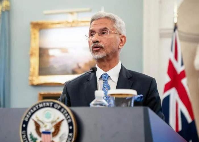 恒河水看来污染的很严重嘛，要不然喝了恒河水之后的印度外长苏杰生，他也不至于头脑发