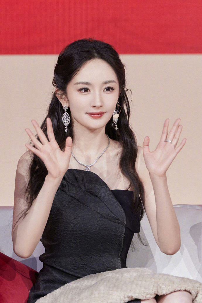 杨幂百变风格太惊艳，从甜妹到御姐无缝切换，人间在逃美神