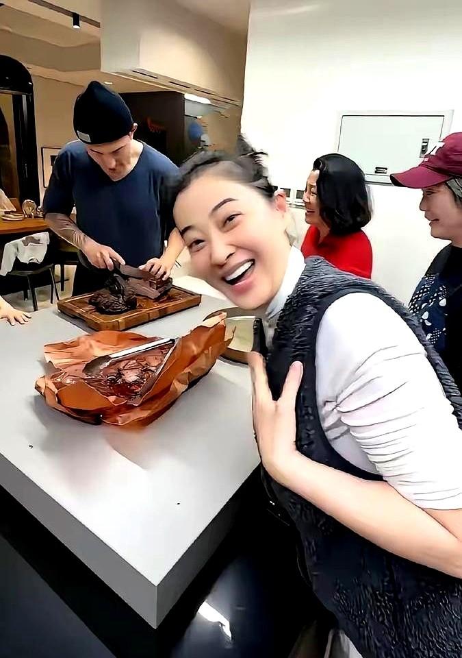 梅婷这日子，真叫人羡慕！51岁了，跟73岁公公在北京别墅院里拔小白菜，有说有