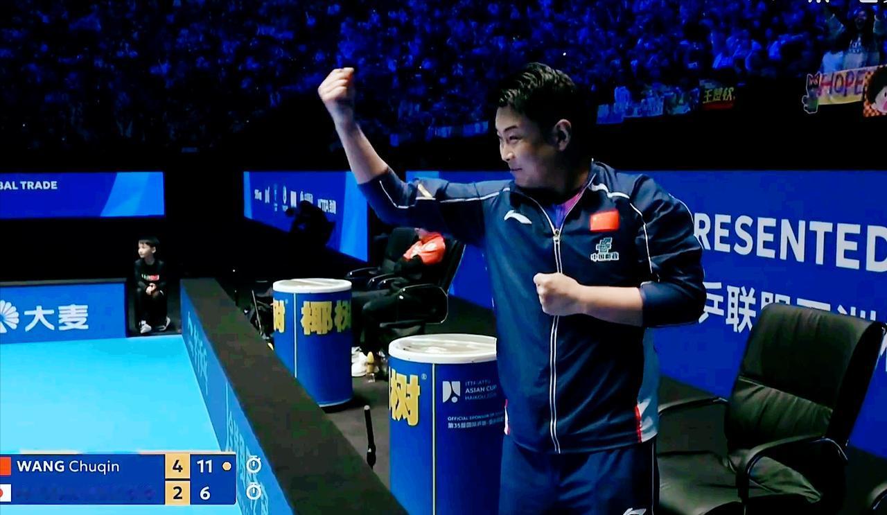 王楚钦4:2拿下张本智和，手指的不是张本智和，而是和王皓的互动，大家不要误