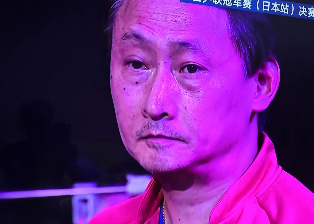 在张本智和请求暂停医疗期间，他的父亲张本宇静静地坐在那儿，表情似乎有些愁苦与困惑