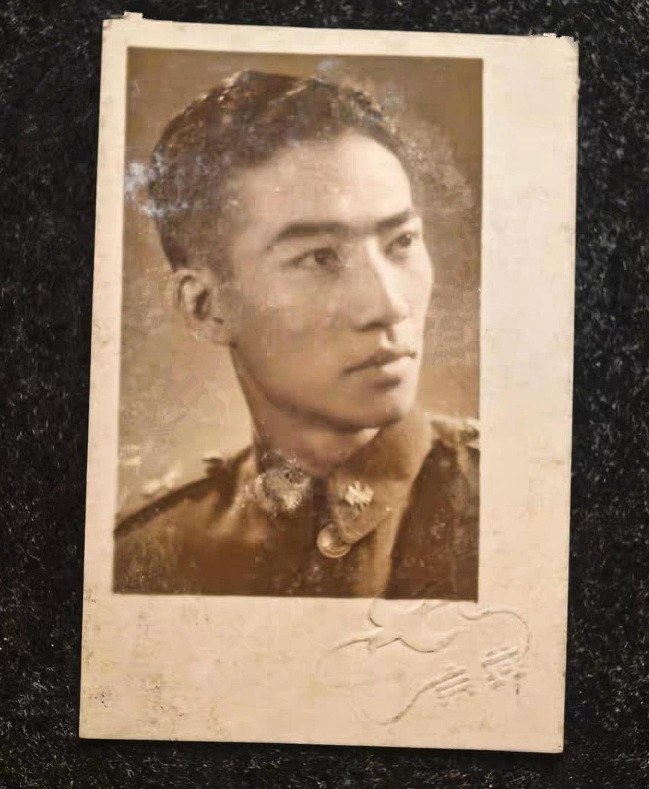 这是一名国民革命军士兵。照片拍摄于民国36年六月，拍摄地点位于北平，时年29岁。