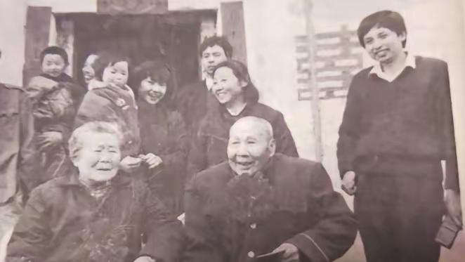 1987年，蒋红英在店里买菜，无意说起自己曾经是红军。店小妹也很健谈，聊起老红军