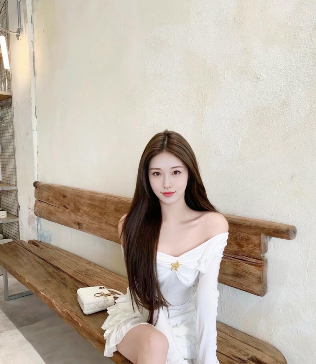 婷婷少女倚长凳，盈盈笑语似春风。晒图笔记大赛记录我的2026