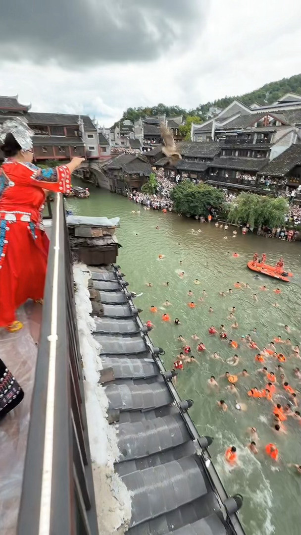 杜海涛也来凤凰古城抢鸭子大赛了湘西女婿杜海涛来凤凰古城了一身苗族银饰的杜海涛站