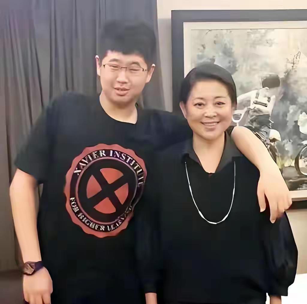 倪萍为26岁、身高197的儿子发愁！太高了，不好找对象！既然儿子这么高，其实没