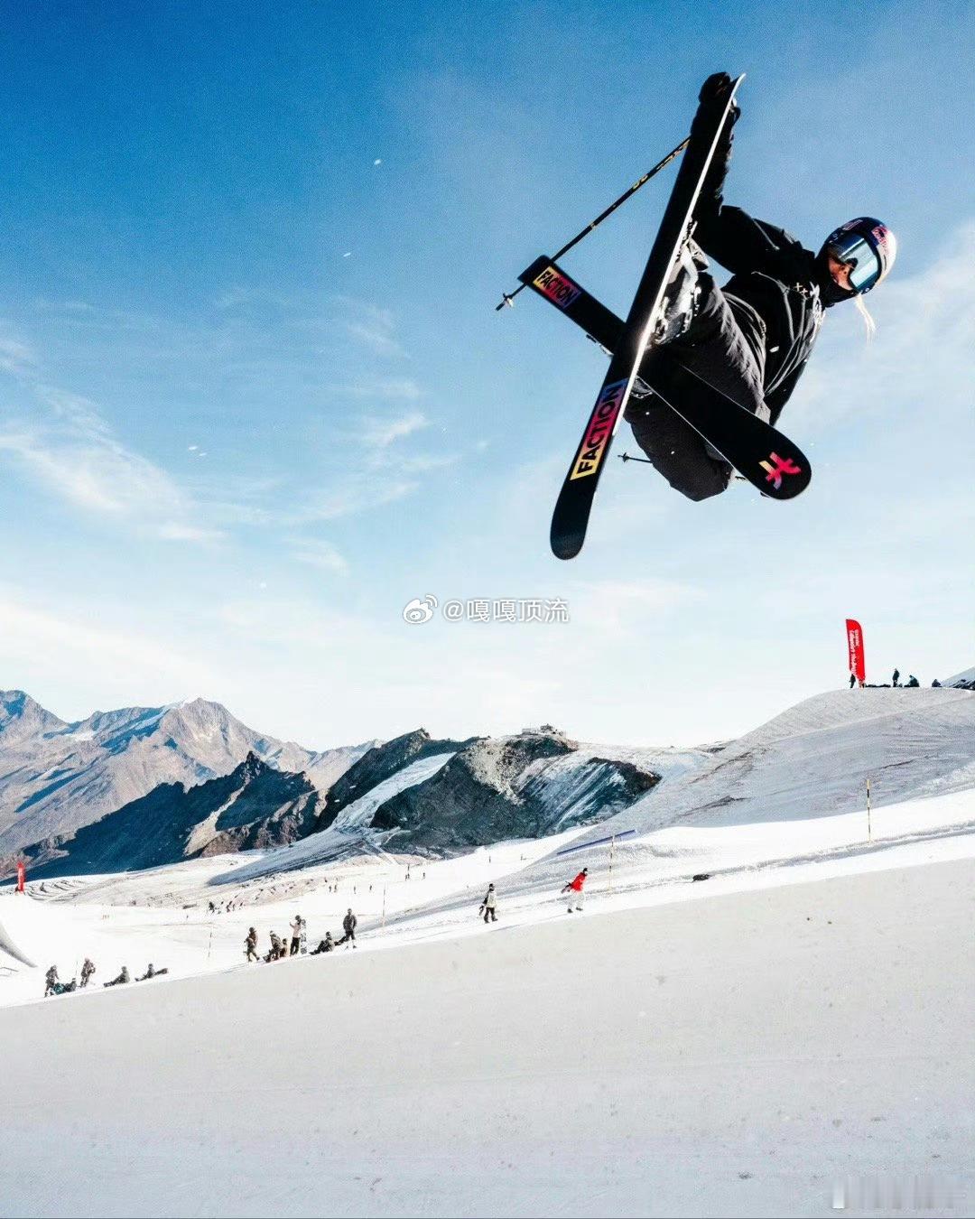 谷爱凌真的会御雪飞行谷爱凌的滑雪技术简直封神！平缓雪道、陡峭山坡，她都能如风般