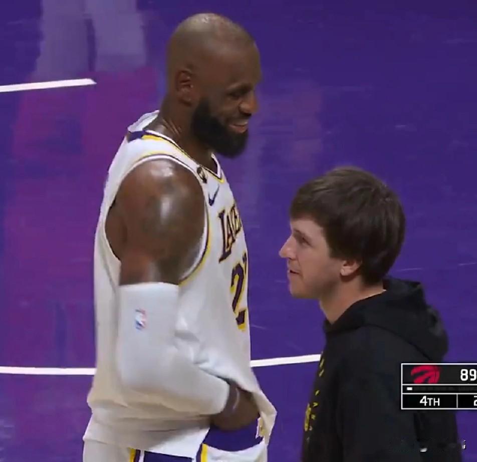 里夫斯谈詹姆斯：“看勒布朗打球是一种享受。”“他在场上完成伟大的表演。”