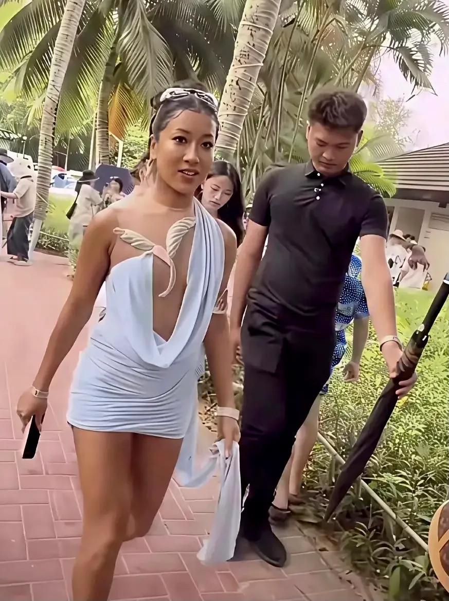 吉克隽逸这造型还挺有个性，长的一般，皮肤又黑，只有这样才能引人注目，没穿一件大气