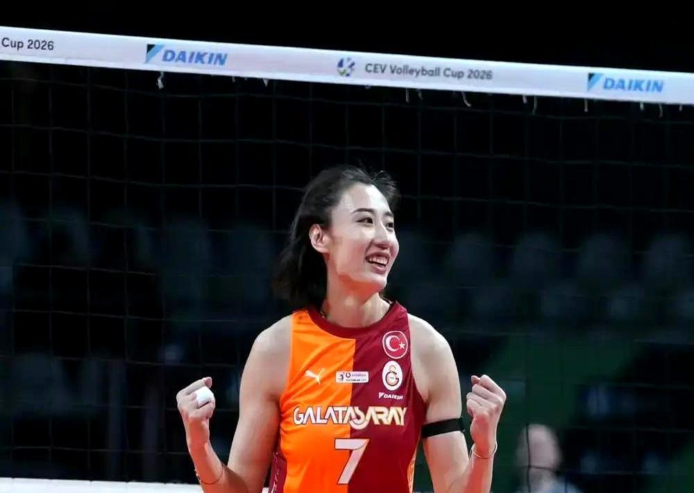 在国内总板着脸的王媛媛，去趟土耳其学会了对镜头飞吻。刚结束的土超焦点战，她