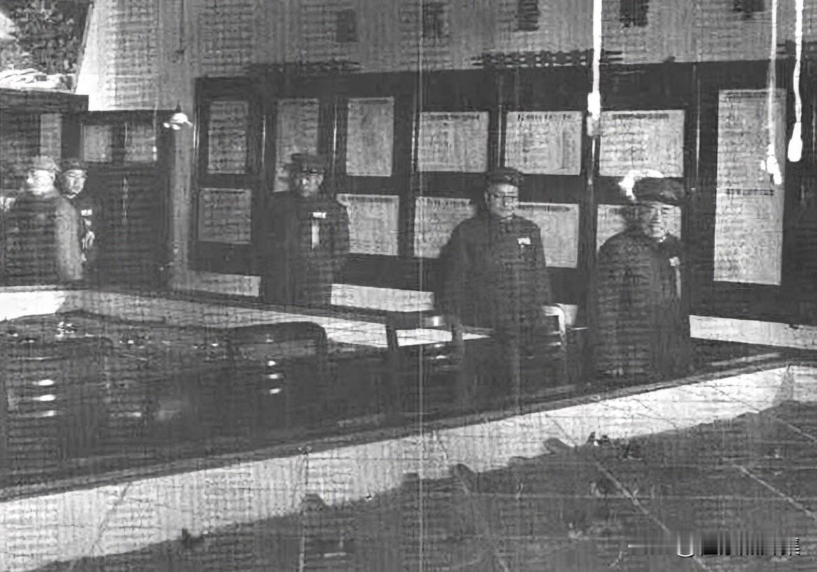 1953年，朱德元帅、张宗逊上将在军事学院院长刘伯承的陪同下视察南京军事学院。刘