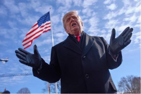 又一支舰队驶向伊朗，特朗普暗示动武在即，中俄军方紧急对表 当地时间1月