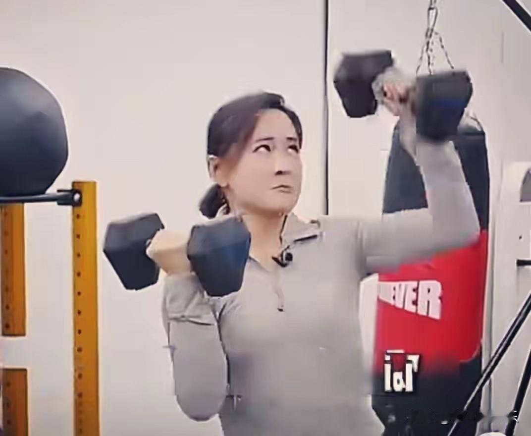 2026年1月18日，贾玲以Prada品牌代言人身份亮相2026秋冬米兰男装周，