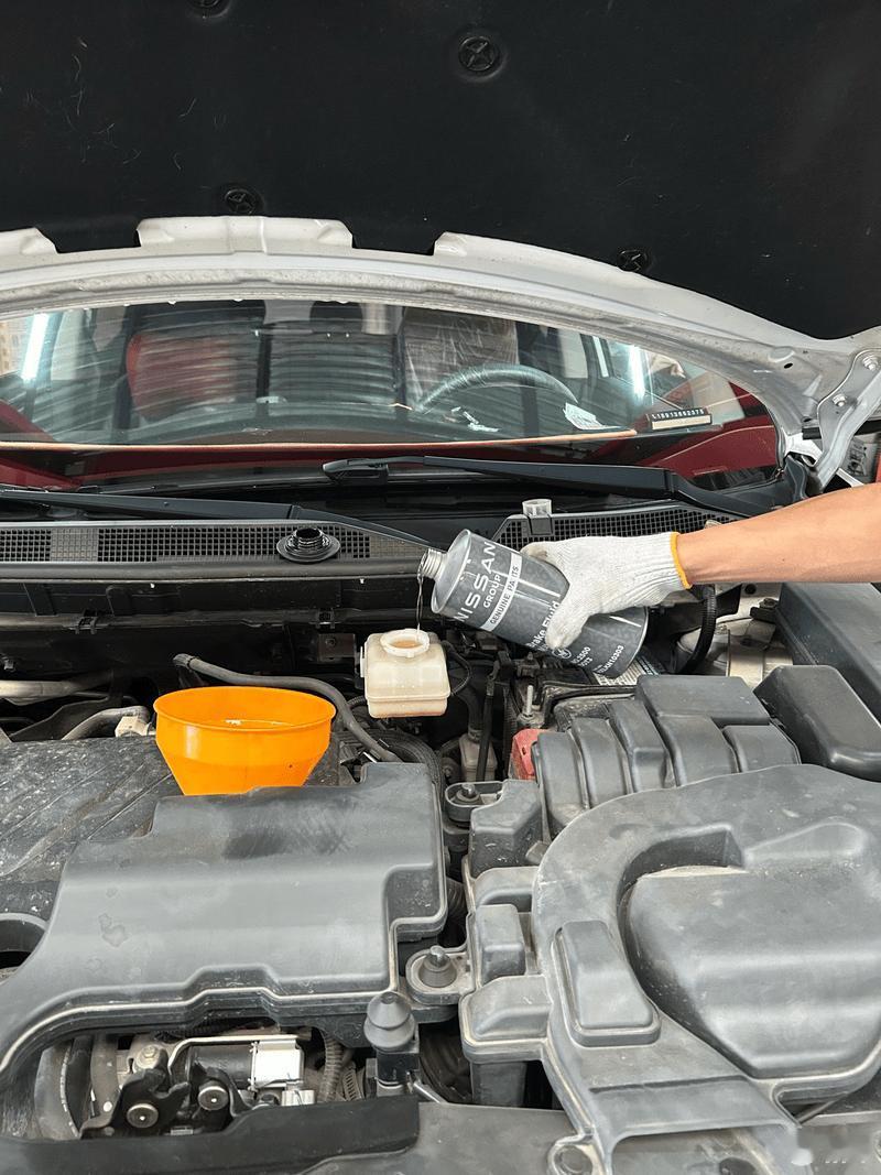 刹车油更换：自己保养风险高，门店更靠谱，不建议DIY刹车油需要每2年或4万公里