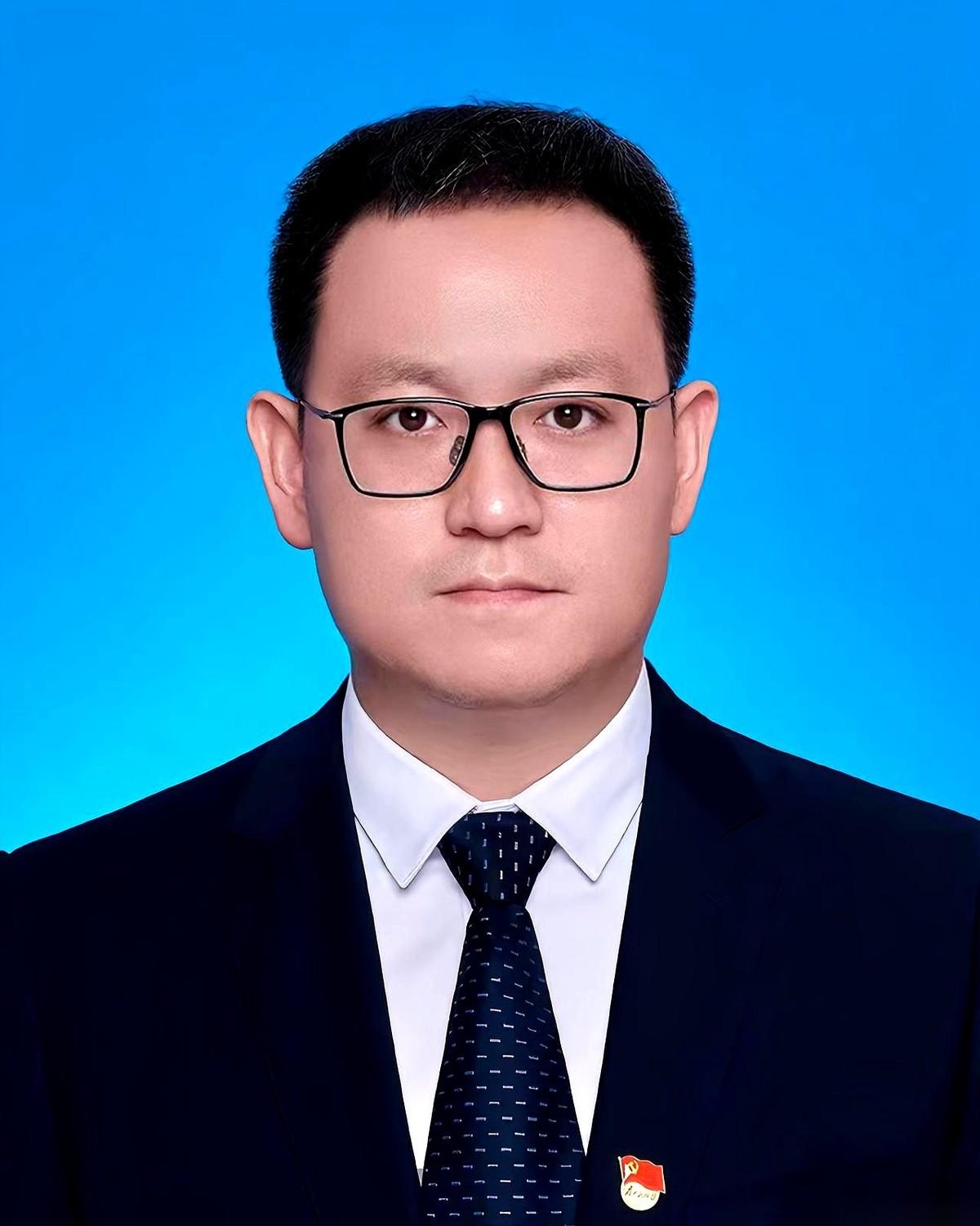 哈尔滨方正县那个80后书记，清华毕业的，一出场就是天之骄子。上任县长，一年，就