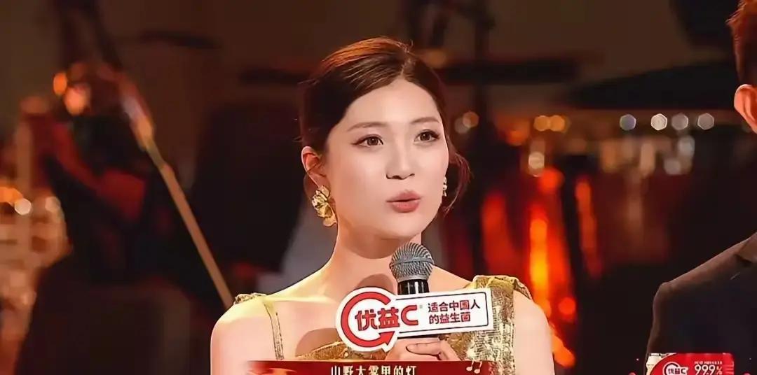 一人镜头800万次！《如愿》合唱刚结束，盼盼的片段就刷屏。她没穿亮片短裙，